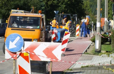 Na ul.Weteranów w Wejherowie powstaje nowy chodnik  fot. Leszek Spigarski.