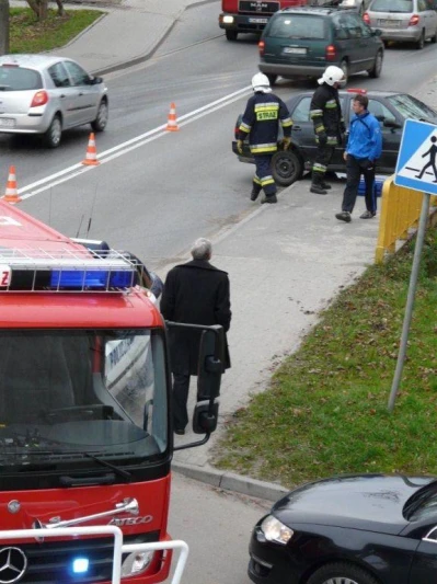 Reda: samochód wjechał w barierkę