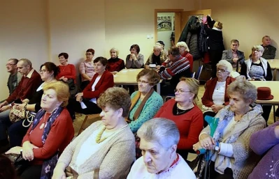 Seniorzy świętowali w bibliotece – fot. Leszek Spigarski i Krzysztof Powałka