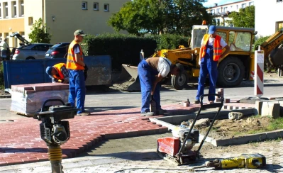 Na ul.Weteranów w Wejherowie powstaje nowy chodnik  fot. Leszek Spigarski.
