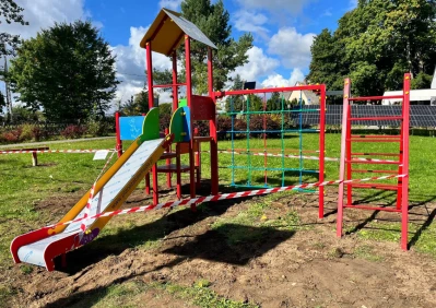 Place zabaw zyskują nowe urządzenia. Na korzystanie trzeba jeszcze poczekać