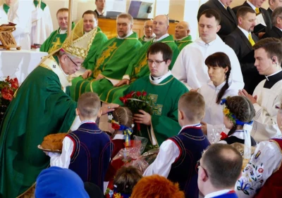 Luzino – 15-lecie parafii Matki Bożej Różańcowej, poświęcenie dzwonów – fot. Leszek Spigarski