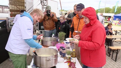 Wspólne grillowanie pod wieżą