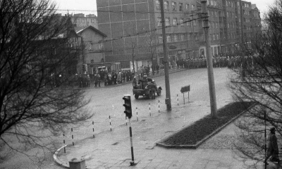 Oddział MO blokujący ul. Świętojańską, róg Skweru Kościuszki, 17.12.1970 r./http://www.grudzien70.ipn.gov.pl