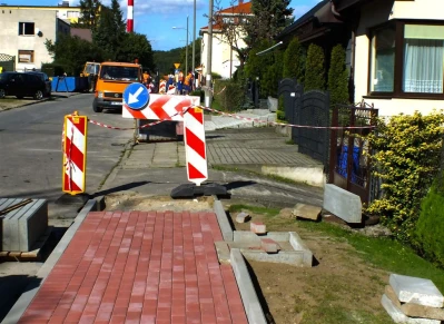 Na ul.Weteranów w Wejherowie powstaje nowy chodnik  fot. Leszek Spigarski.