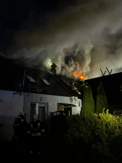 Pożar budynku mieszkalnego. Na miejsce wezwano 10 zastępów straży pożarnej