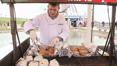 Wspólne grillowanie pod wieżą