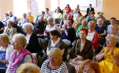 Wejherowo 2017. Statuetki Super Seniora dla studentów WUTW  YMCA – fot. Leszek Spigarski