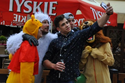 Chodzili po rynku i przytulali ludzi