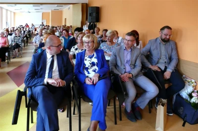 Wejherowo 2017. Statuetki Super Seniora dla studentów WUTW  YMCA – fot. Leszek Spigarski