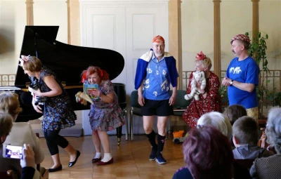 Spektakl Od przedszkola do seniora w wykonaniu teatru Srebrna Nitka fot. Leszek Spigarski