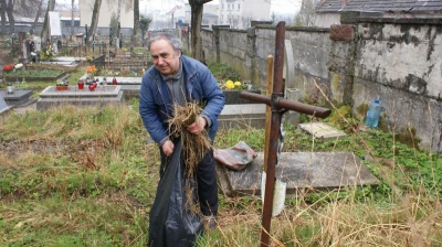 Sprzątanie wejherowskiego cmentarza