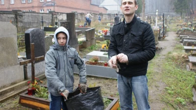 Sprzątanie wejherowskiego cmentarza