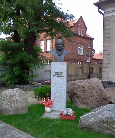 Wejherowo 2010 - montaż i poświęcenie popiersia Jana Pawła  fot. Leszek Spigarski