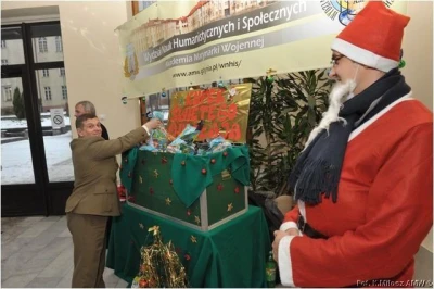 pułkownik wrona podarowuje słodycze dzieciom