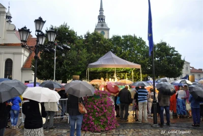 Wodewil Warszawski w strugach deszczu na Placu Wejhera fot. Leszek Spigarski
