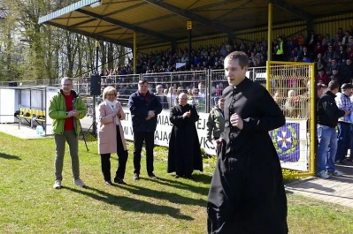 Mecz charytatywny. Księża i samorządowcy dla chorego Karola fot. Leszek Spigarski