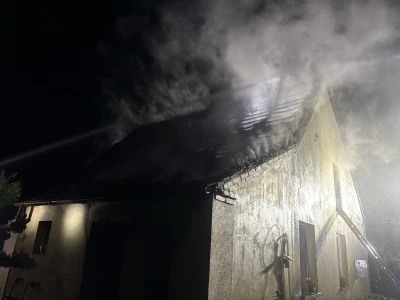 Nocny pożar domu. Ogień objął parter i poddasze
