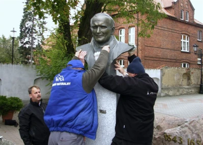 Wejherowo 2010 - montaż i poświęcenie popiersia Jana Pawła  fot. Leszek Spigarski