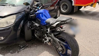 Zderzenie samochodu z motocyklem. Dwie osoby trafiły do szpitala
