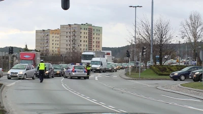 Chwiejny maszt powodem korków na krajowej szóstce