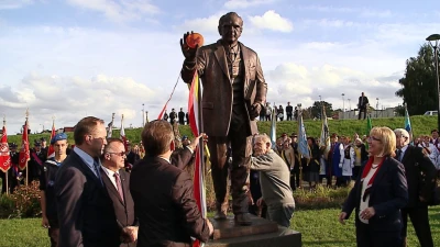 Uroczyste odsłonięcie pomnika prof. Gerarda Labudy w Luzinie