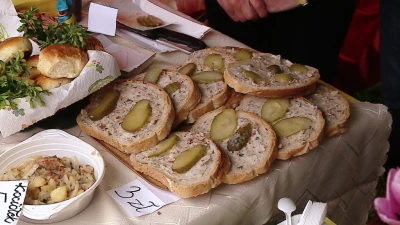 Wspólne grillowanie pod wieżą
