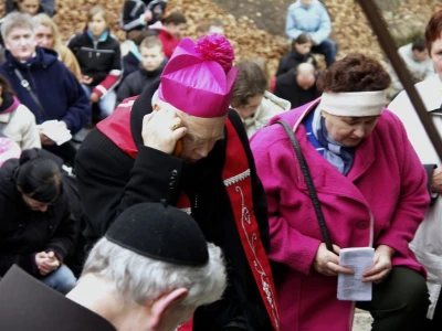 Abp Tadeusz Gocłowski z młodzieżą na Kalwarii (fot. Leszek Spigarski)
