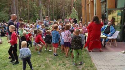 Anna Dymna czytała dzieciom na polanie w Lubiatowie 