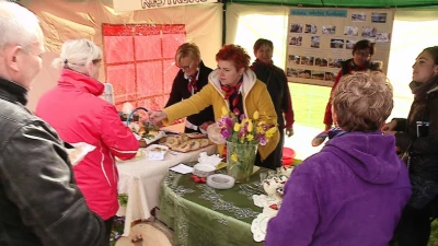 Wspólne grillowanie pod wieżą