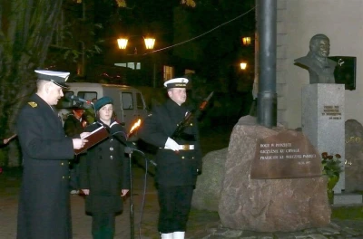 Wejherowo 2010 - montaż i poświęcenie popiersia Jana Pawła  fot. Leszek Spigarski