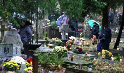Dzień Zaduszny na starym cmentarzu, 2.11.2017, fot. Leszek Spigarski