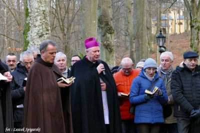 Kalwaria Wejherowska: Ks. Bp Wiesław Szlachetka przewodniczy Drodze Krzyżowej - fot. Leszek Spigarski
