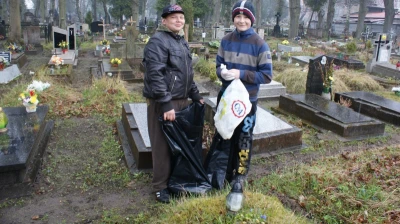 Sprzątanie wejherowskiego cmentarza