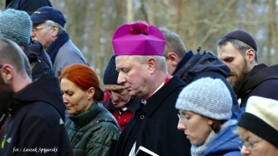 Kalwaria Wejherowska: Ks. Bp Wiesław Szlachetka przewodniczy Drodze Krzyżowej - fot. Leszek Spigarski