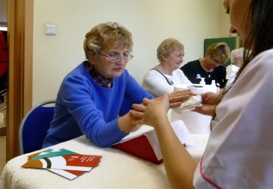 Seniorzy świętowali w bibliotece – fot. Leszek Spigarski i Krzysztof Powałka