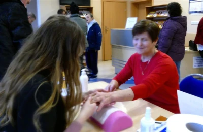 Seniorzy świętowali w bibliotece – fot. Leszek Spigarski i Krzysztof Powałka