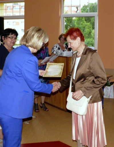Wejherowo 2017. Statuetki Super Seniora dla studentów WUTW  YMCA – fot. Leszek Spigarski