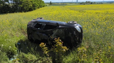 Wypadek osobówki. Jedna osoba badana przez ratowników
