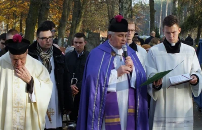 Poświęcenie Bezimiennego Grobu Dzieci Martwo Urodzonych (fot.Leszek Spigarski)