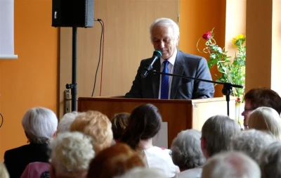 Wejherowo 2017. Statuetki Super Seniora dla studentów WUTW  YMCA – fot. Leszek Spigarski