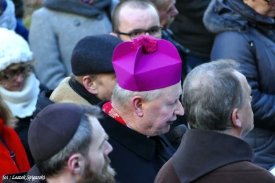 Kalwaria Wejherowska: Ks. Bp Wiesław Szlachetka przewodniczy Drodze Krzyżowej - fot. Leszek Spigarski