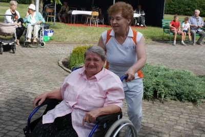 Integracja na festynie Domu Pomocy Społecznej (fot. Jacek Drewa)