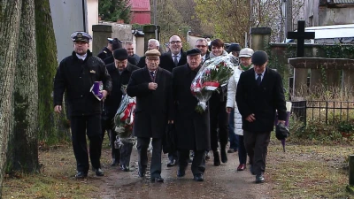 Wejherowo: Składali kwiaty przed mogiłami poległych