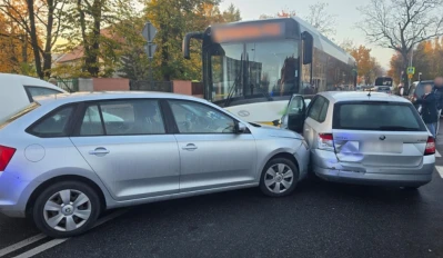 Poranny karambol w Lęborku. Autobus zderzył się z trzema autami