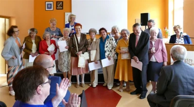 Wejherowo 2017. Statuetki Super Seniora dla studentów WUTW  YMCA – fot. Leszek Spigarski