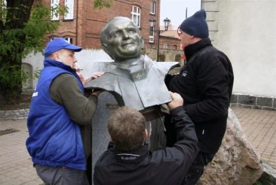 Wejherowo 2010 - montaż i poświęcenie popiersia Jana Pawła  fot. Leszek Spigarski