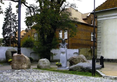 Wejherowo 2010 - montaż i poświęcenie popiersia Jana Pawła  fot. Leszek Spigarski