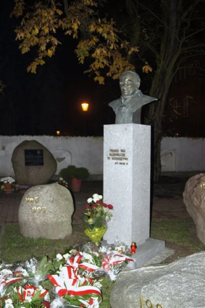Wejherowo 2010 - montaż i poświęcenie popiersia Jana Pawła  fot. Leszek Spigarski