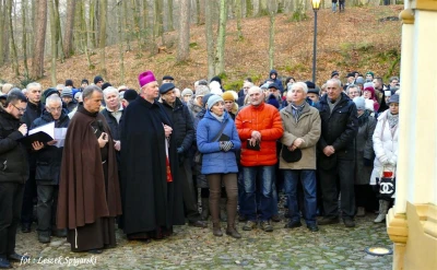 Kalwaria Wejherowska: Ks. Bp Wiesław Szlachetka przewodniczy Drodze Krzyżowej - fot. Leszek Spigarski